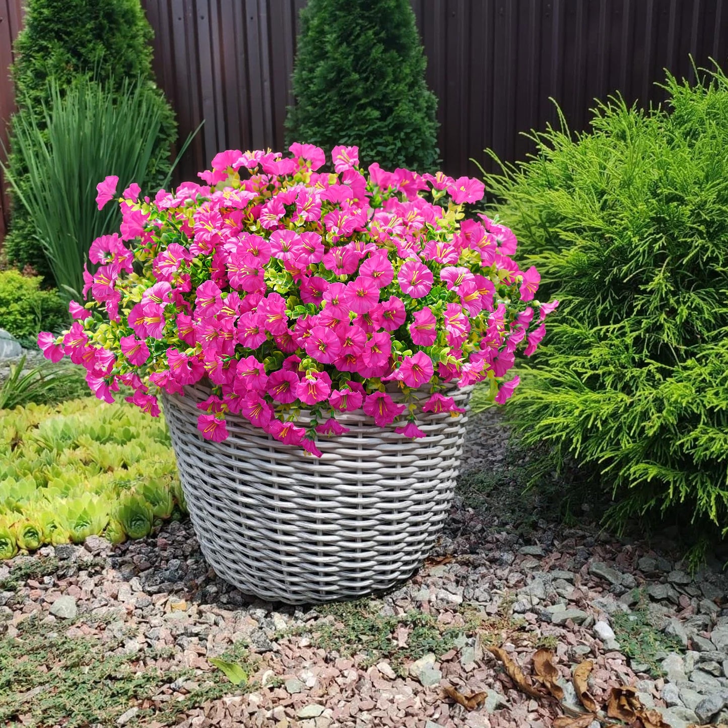 🌸 UV-resistant artificial petunias – colourful flowers all year round, with no maintenance required! 🌿✨